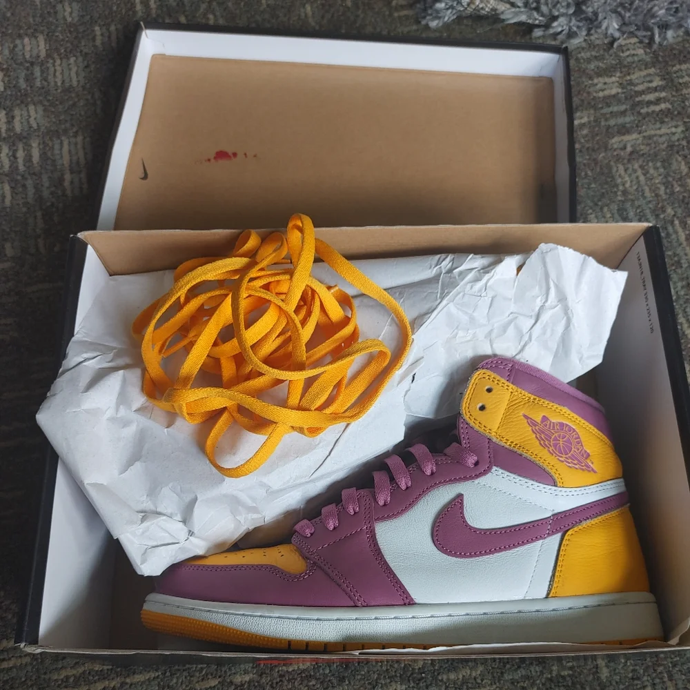 Jordan 1 High OG Brotherhood (GS) - Picture 8 of 8